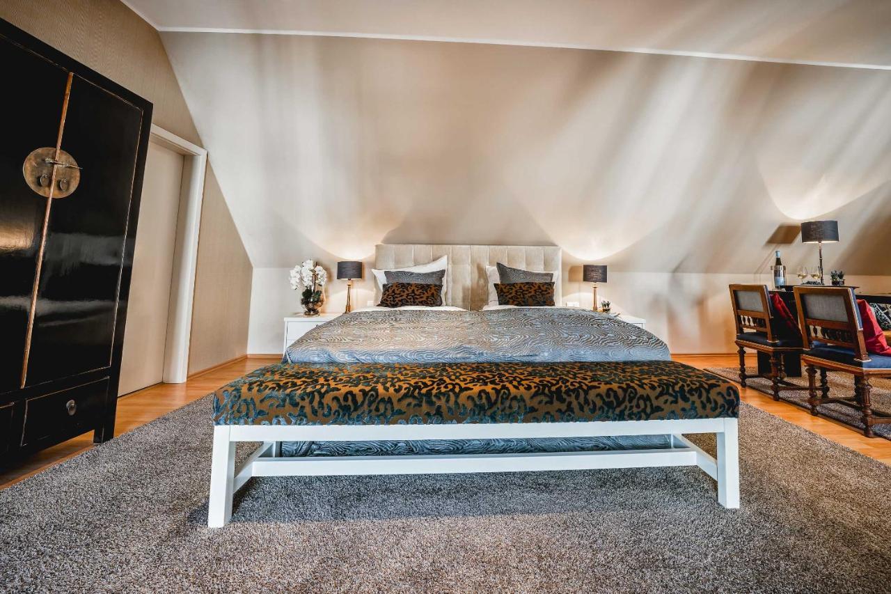 Bed and Breakfast Residenz Weingut Schloss Reinhartshausen Эльтвилле Экстерьер фото